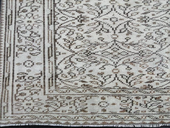 Beige Turkish Oushak Rug 5' 9" x 10' Hand-Knotted close-up