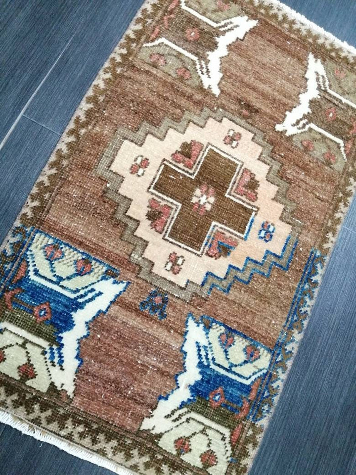 Beige Turkish Oushak Rug 1' 6" x 2' 8" Hand-Knotted detail