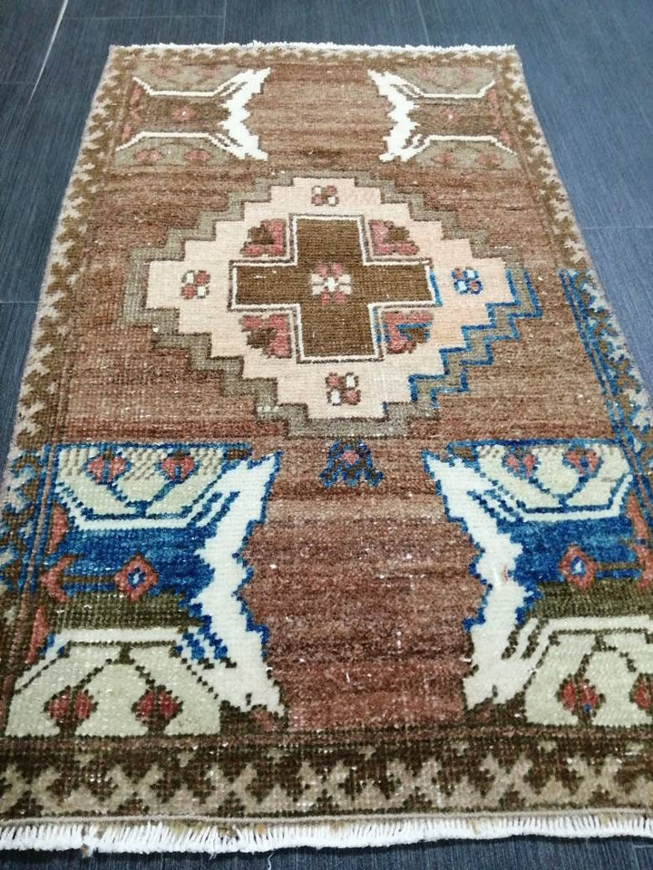 Beige Turkish Oushak Rug 1' 6" x 2' 8" Hand-Knotted border