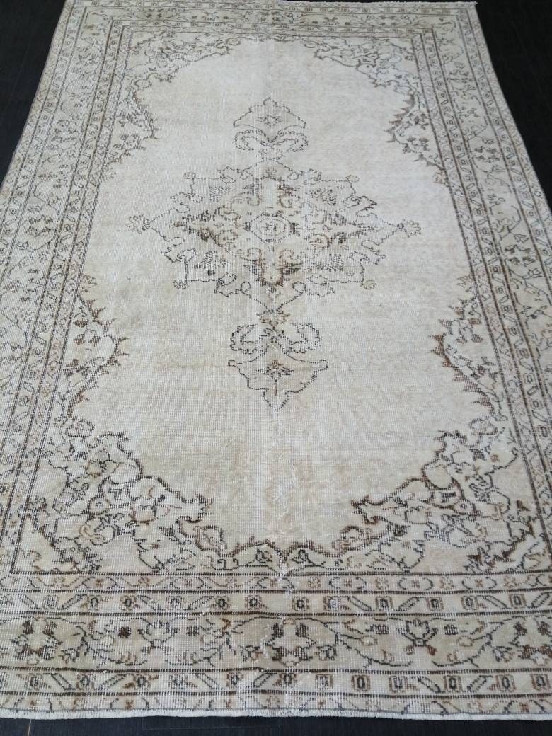 Beige Turkish Oushak Rug 5'6" x 8'5" Hand-Knotted pattern