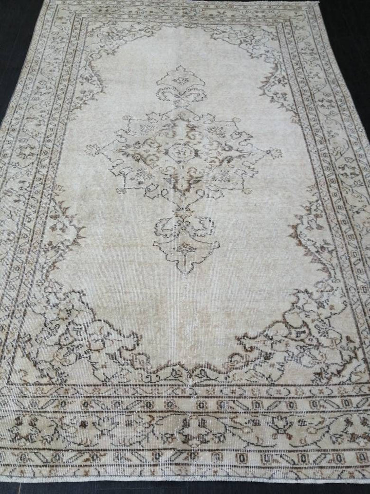 Beige Turkish Oushak Rug 5'6" x 8'5" Hand-Knotted pattern