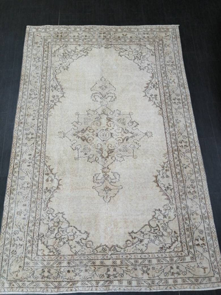 Beige Turkish Oushak Rug 5'6" x 8'5" Hand-Knotted close-up