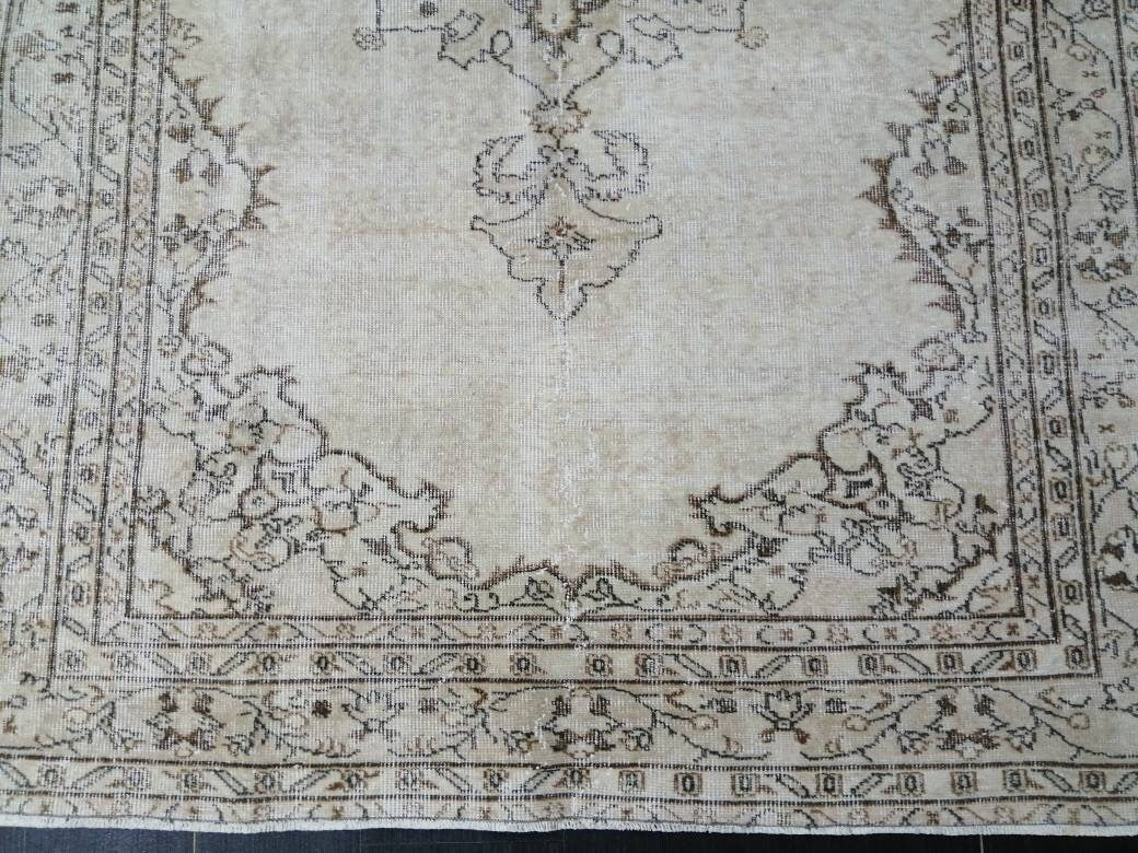 Beige Turkish Oushak Rug 5'6" x 8'5" Hand-Knotted texture