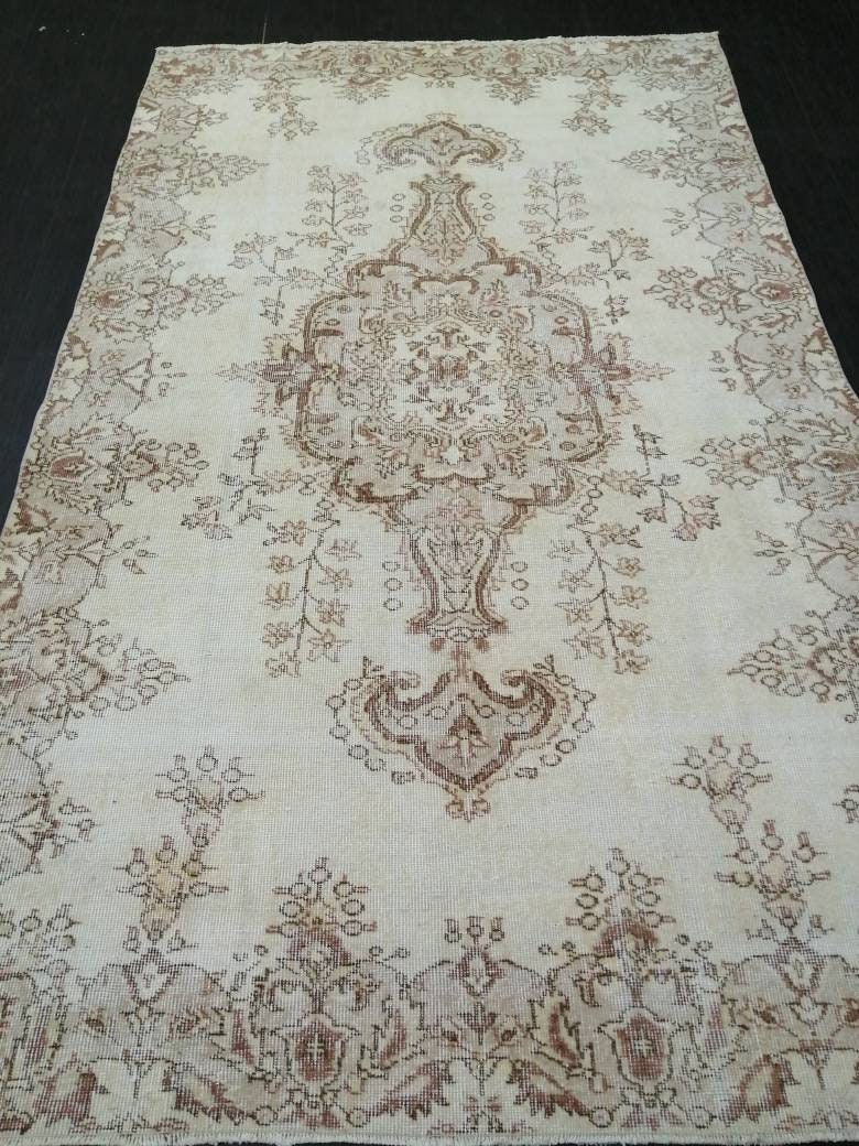 Beige Turkish Oushak Rug 5' 4" x 8' 11" Hand-Knotted border