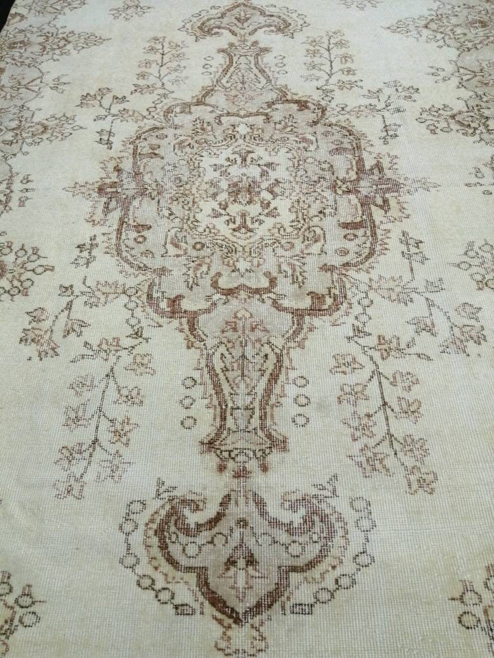 Beige Turkish Oushak Rug 5' 4" x 8' 11" Hand-Knotted texture
