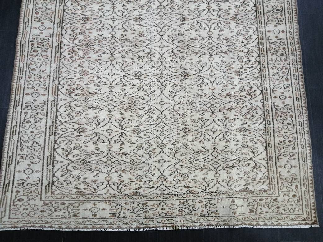 Beige Turkish Oushak Rug 5' 9" x 10' Hand-Knotted pattern