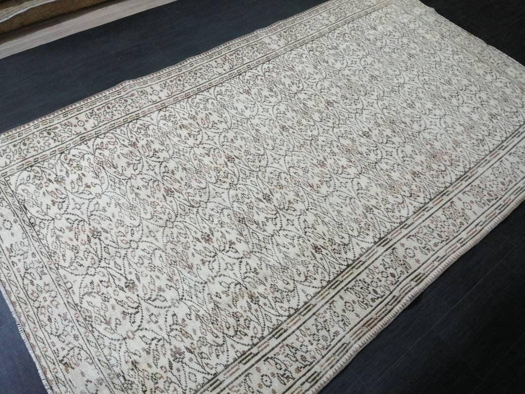 Beige Turkish Oushak Rug 5' 9" x 10' Hand-Knotted texture