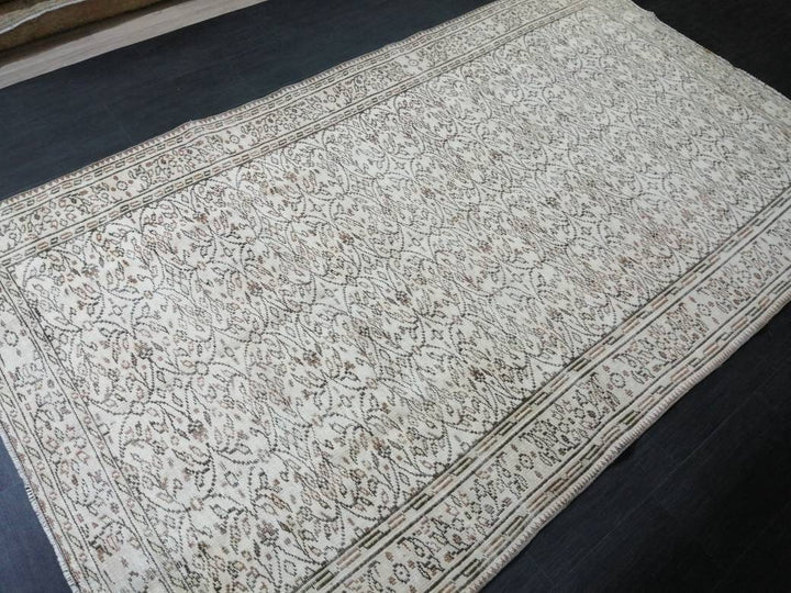 Beige Turkish Oushak Rug 5' 9" x 10' Hand-Knotted texture