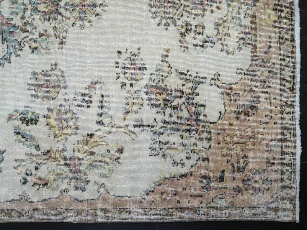 Beige Turkish Oushak Rug 4' 10" x 8' 6" Hand-Knotted pattern