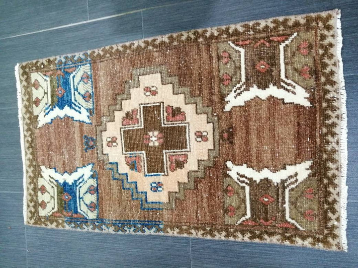 Beige Turkish Oushak Rug 1' 6" x 2' 8" Hand-Knotted pattern