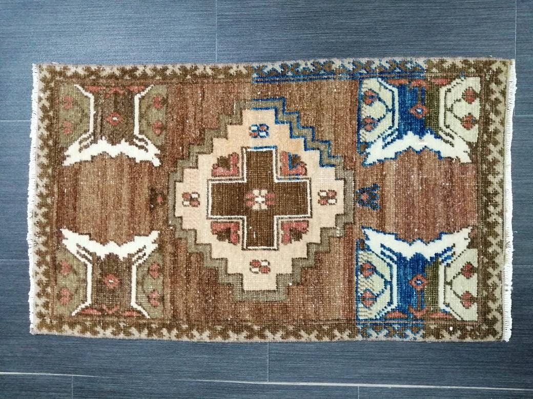 Beige Turkish Oushak Rug 1' 6" x 2' 8" Hand-Knotted close-up
