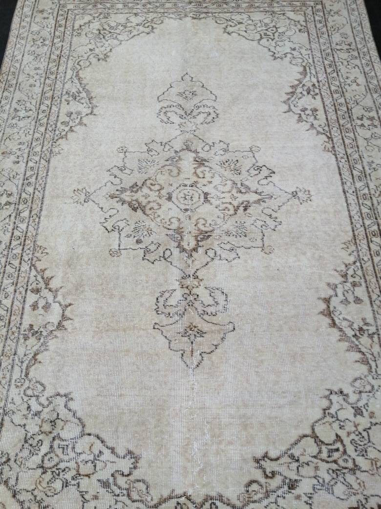 Beige Turkish Oushak Rug 5'6" x 8'5" Hand-Knotted border
