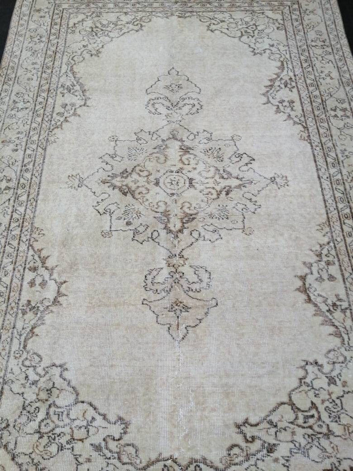 Beige Turkish Oushak Rug 5'6" x 8'5" Hand-Knotted border