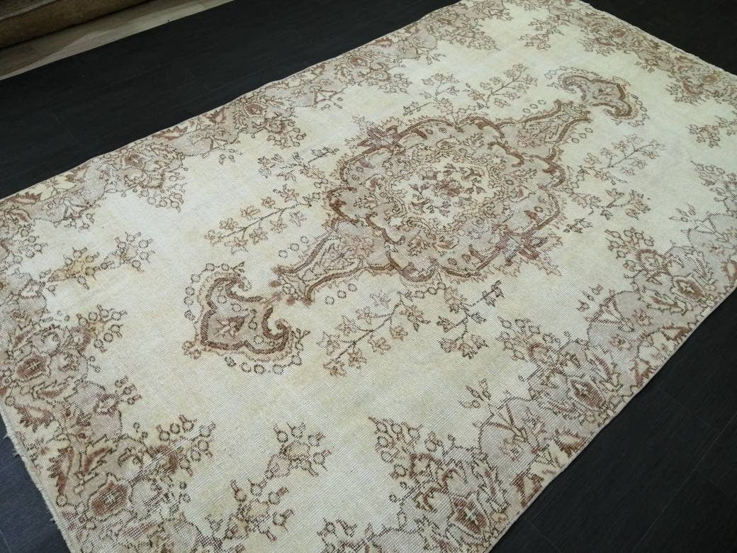 Beige Turkish Oushak Rug 5' 4" x 8' 11" Hand-Knotted pattern