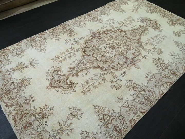 Beige Turkish Oushak Rug 5' 4" x 8' 11" Hand-Knotted pattern