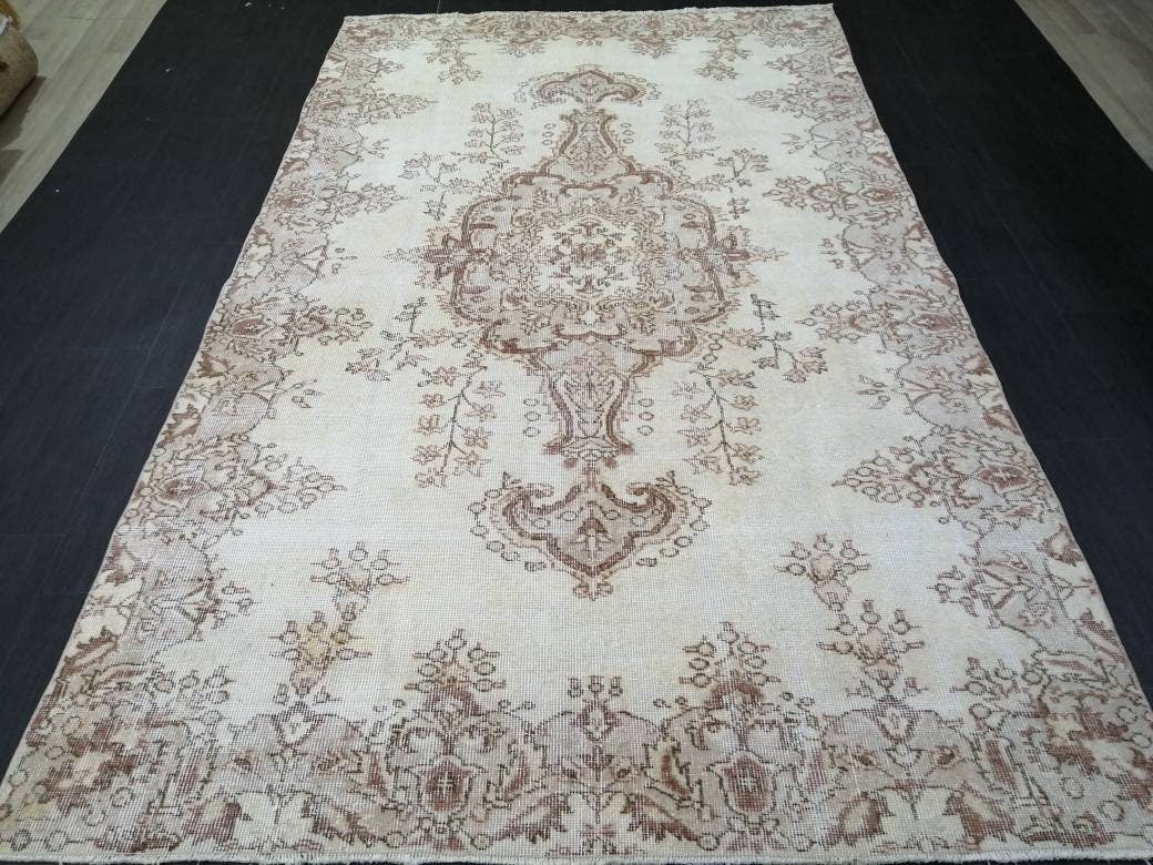 Beige Turkish Oushak Rug 5' 4" x 8' 11" Hand-Knotted detail
