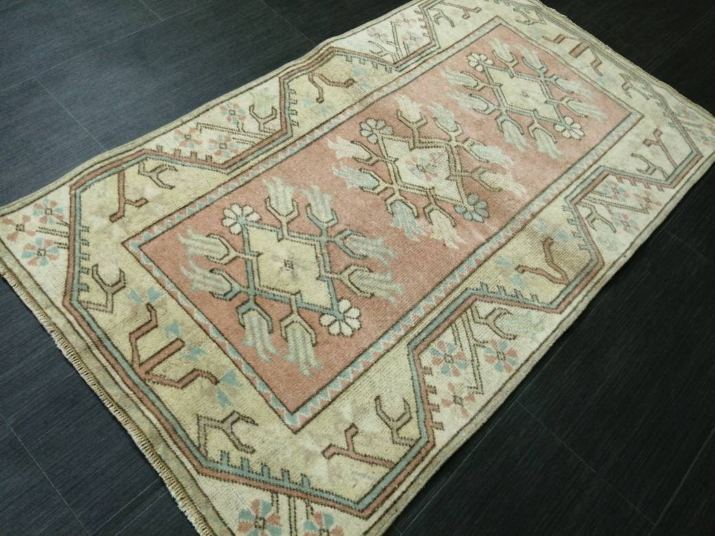Pink Turkish Oushak Rug 2' 5" x 4' 4" Hand-Knotted texture