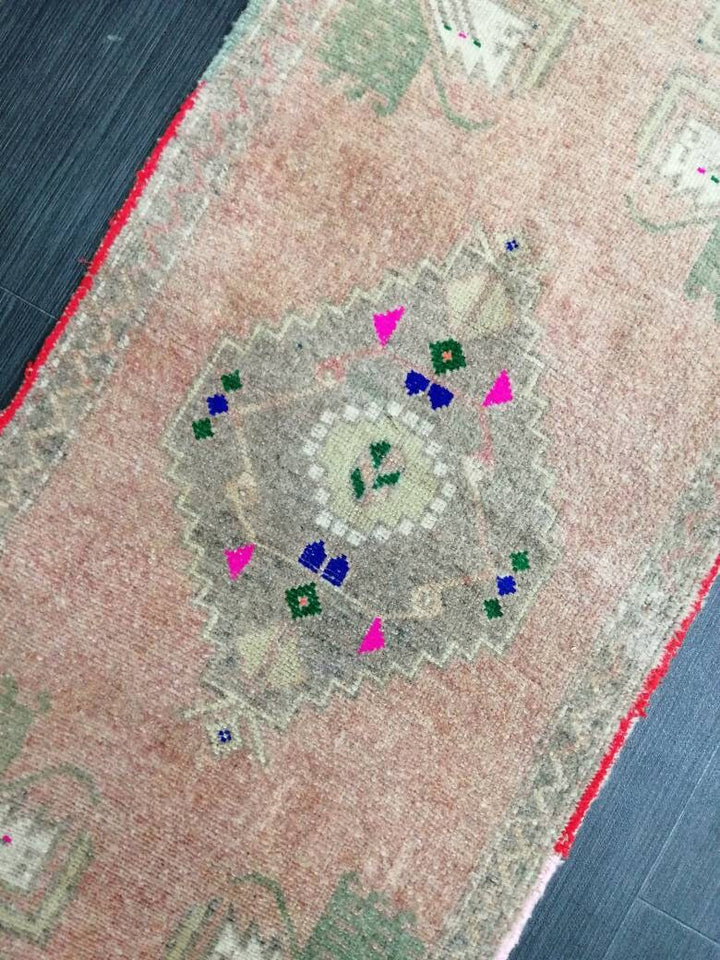 Beige Turkish Runner Rug 1' 6" x 3' 11" Hand-Knotted detail