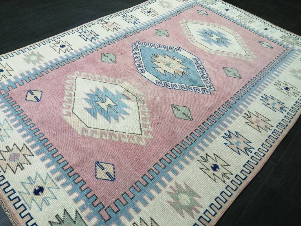 Turkish Runner Rug 5' 2" x 7' 8" Hand-Knotted texture