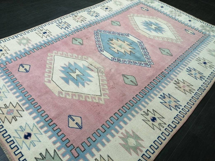 Turkish Runner Rug 5' 2" x 7' 8" Hand-Knotted texture