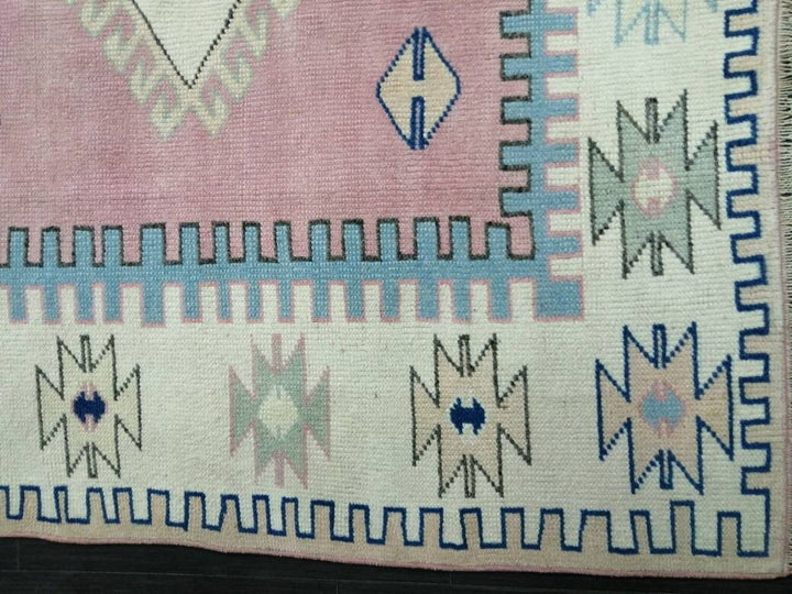 Turkish Runner Rug 5' 2" x 7' 8" Hand-Knotted pattern
