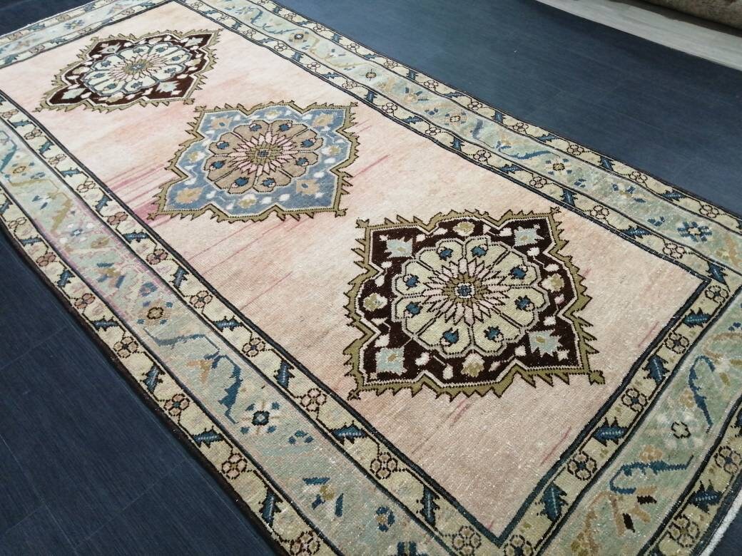 Beige Turkish Runner Rug 4' 7" x 9' 6" Hand-Knotted border