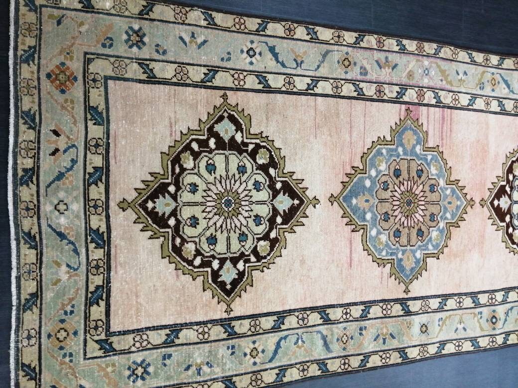 Beige Turkish Runner Rug 4' 7" x 9' 6" Hand-Knotted texture