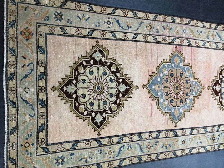 Beige Turkish Runner Rug 4' 7" x 9' 6" Hand-Knotted texture
