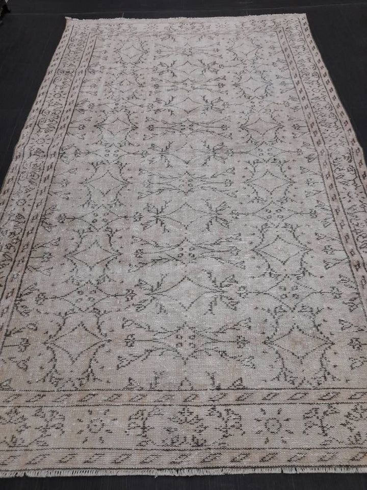Turkish Oushak Rug 6' x 9' 7" Hand-Knotted border