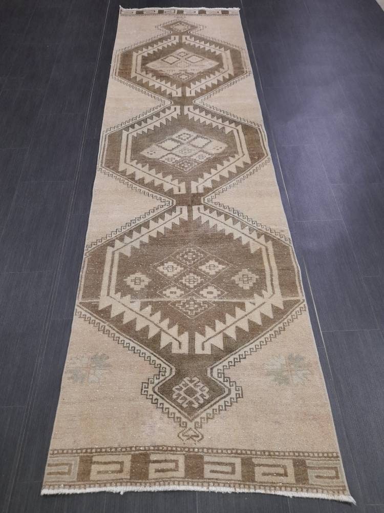 Beige Turkish Runner Rug 2' 9" x 9' 7" Hand-Knotted pattern