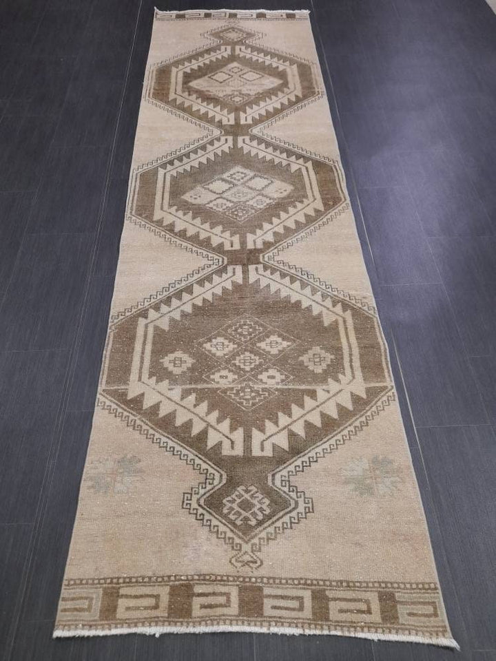 Beige Turkish Runner Rug 2' 9" x 9' 7" Hand-Knotted pattern