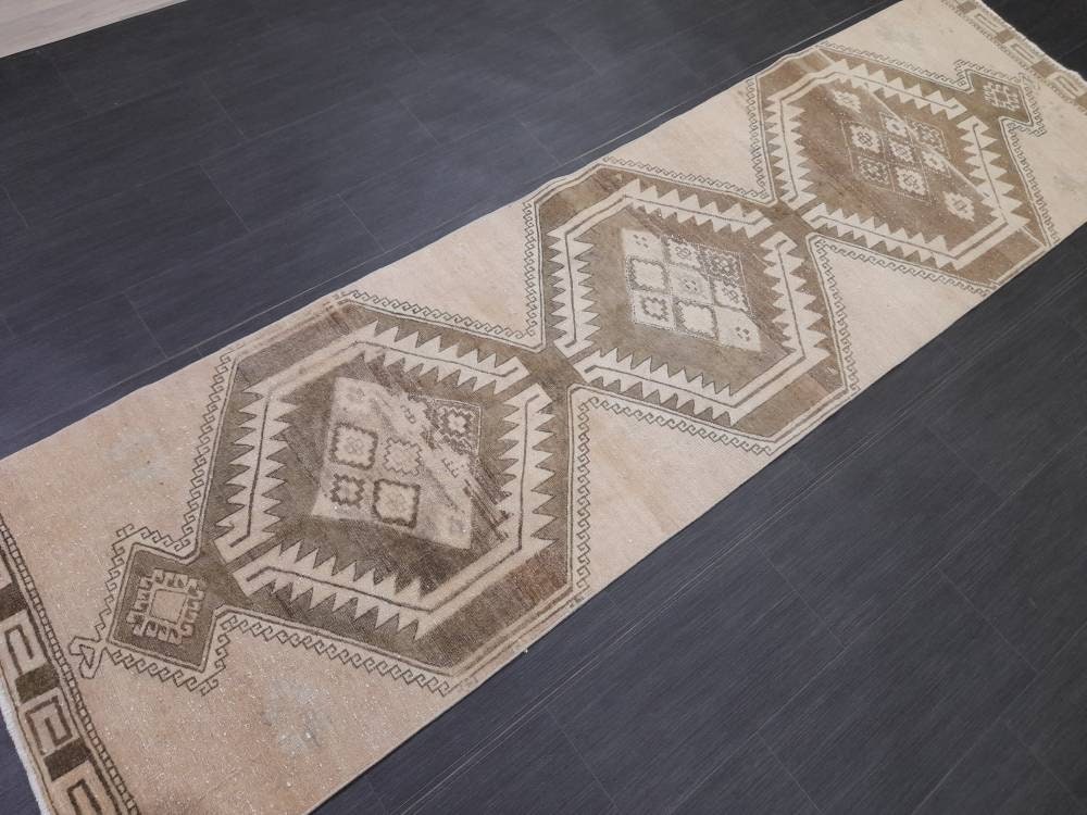 Beige Turkish Runner Rug 2' 9" x 9' 7" Hand-Knotted detail