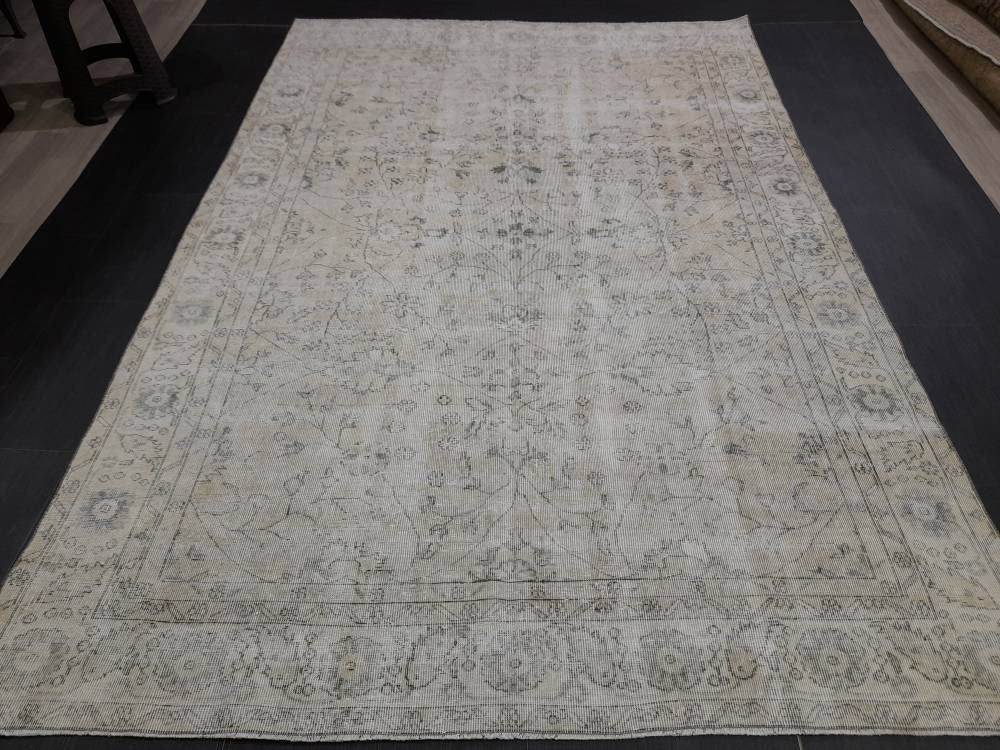 Beige Turkish Runner Rug 6' 5" x 9' 5" Hand-Knotted border