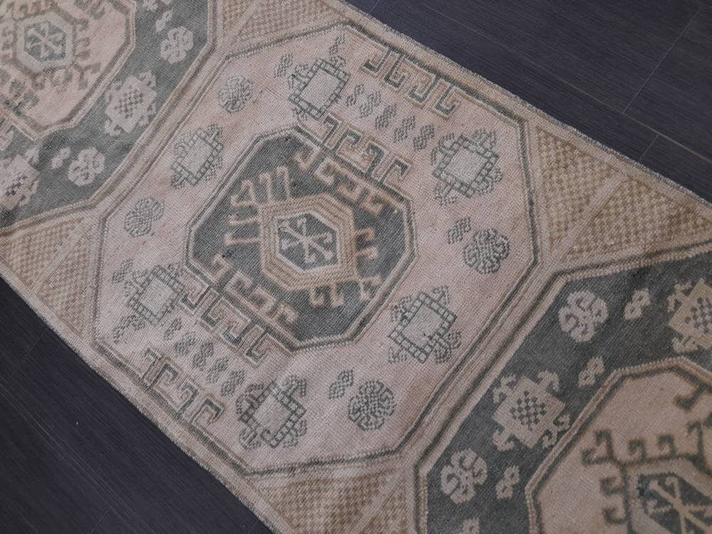 Beige Turkish Runner Rug 2' 6" x 9' 6" Hand-Knotted pattern