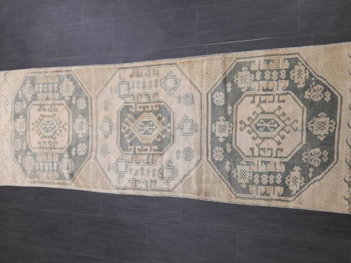 Beige Turkish Runner Rug 2' 6" x 9' 6" Hand-Knotted detail
