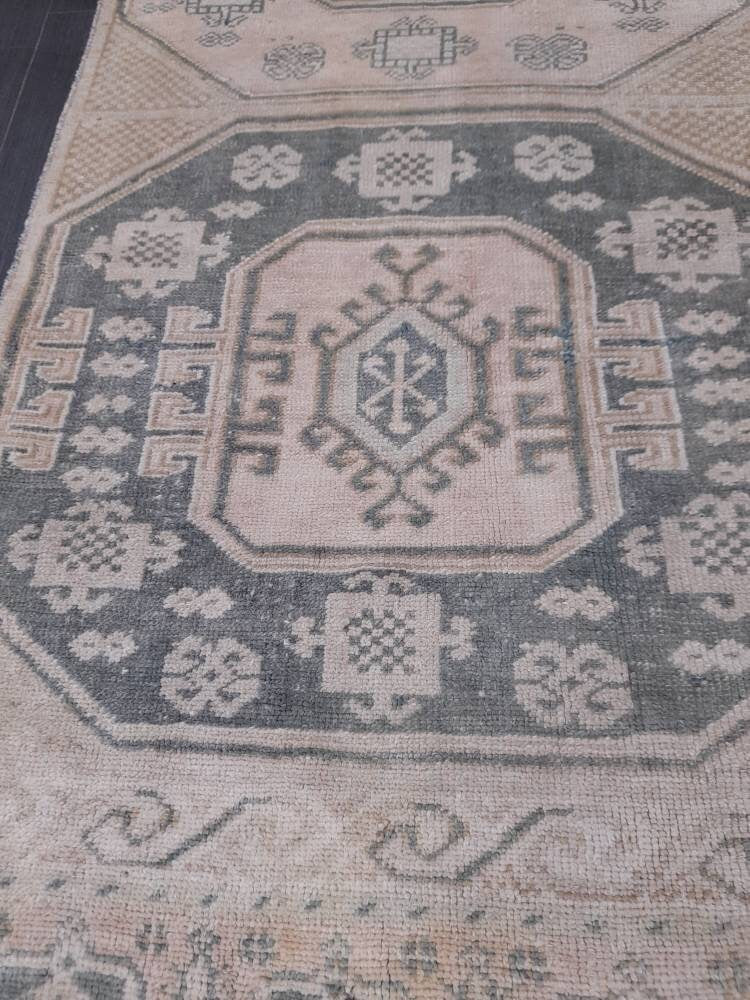 Beige Turkish Runner Rug 2' 6" x 9' 6" Hand-Knotted texture
