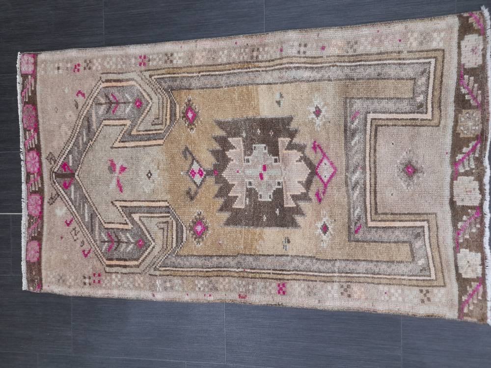 Beige Turkish Runner Rug 2' 6" x 4' 6" Hand-Knotted detail