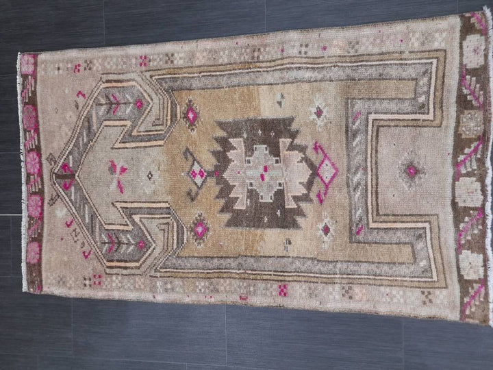 Beige Turkish Runner Rug 2' 6" x 4' 6" Hand-Knotted detail