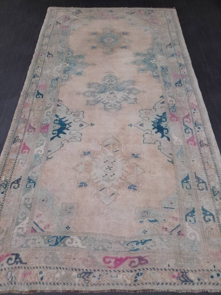 Beige Turkish Runner Rug 4' 8" x 8' 10" Hand-Knotted pattern