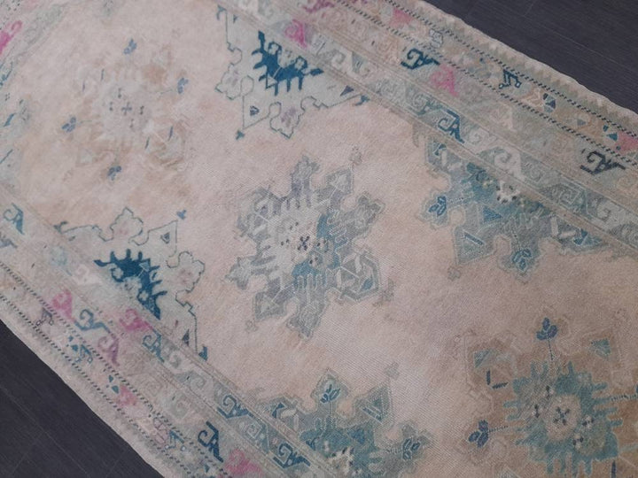 Beige Turkish Runner Rug 4' 8" x 8' 10" Hand-Knotted texture