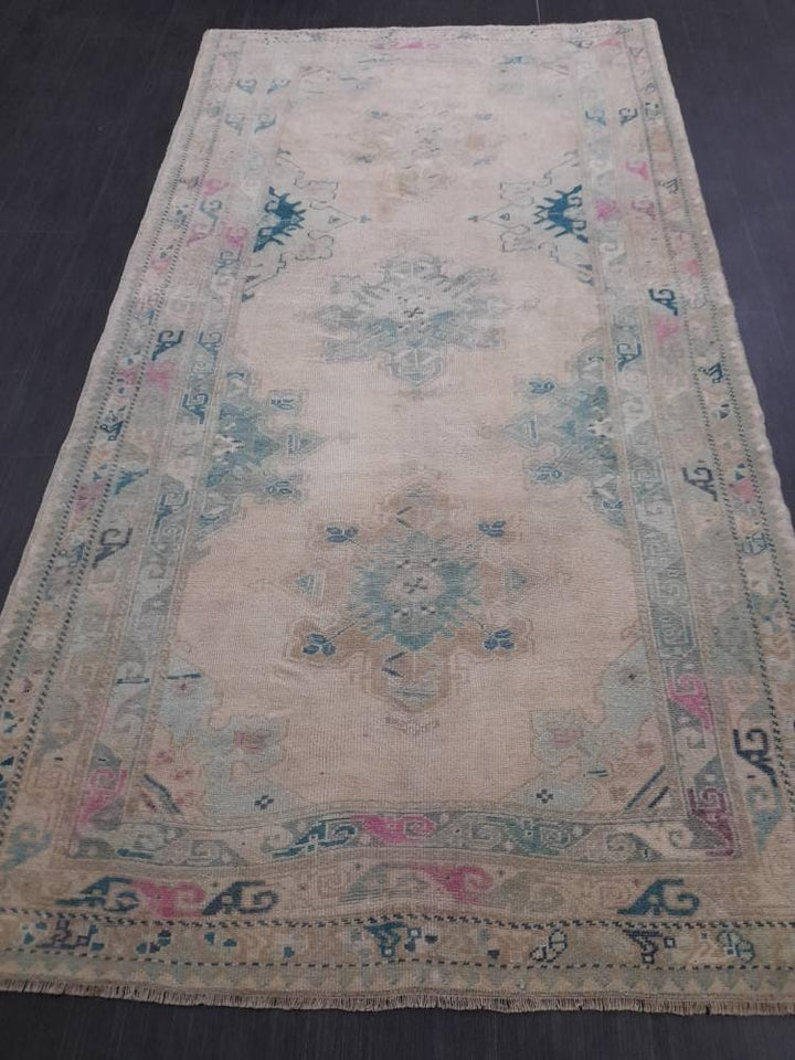 Beige Turkish Runner Rug 4' 8" x 8' 10" Hand-Knotted border
