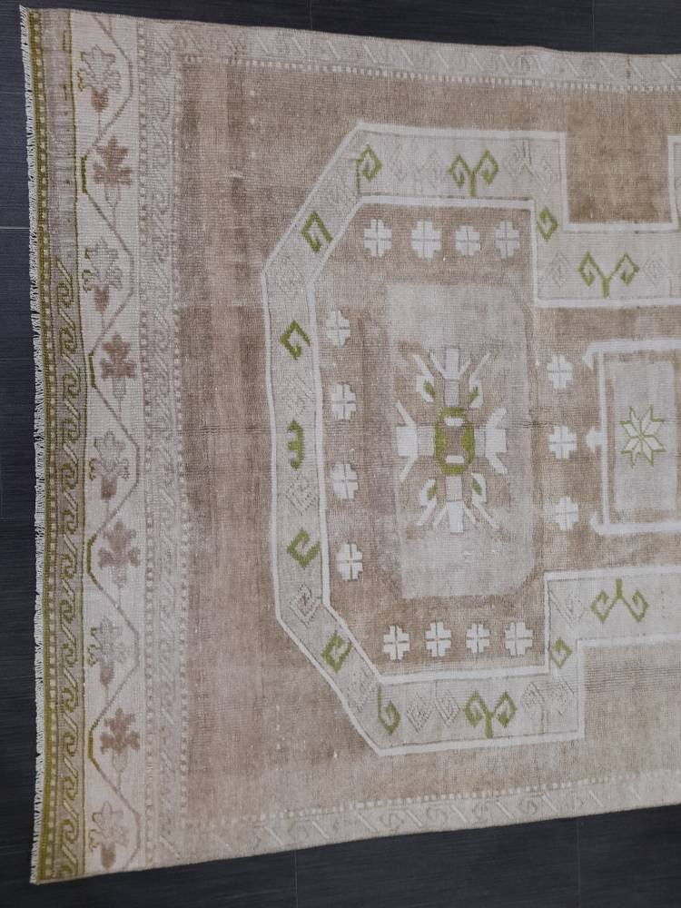 Beige Turkish Oushak Rug 4' 6" x 9' Hand-Knotted texture