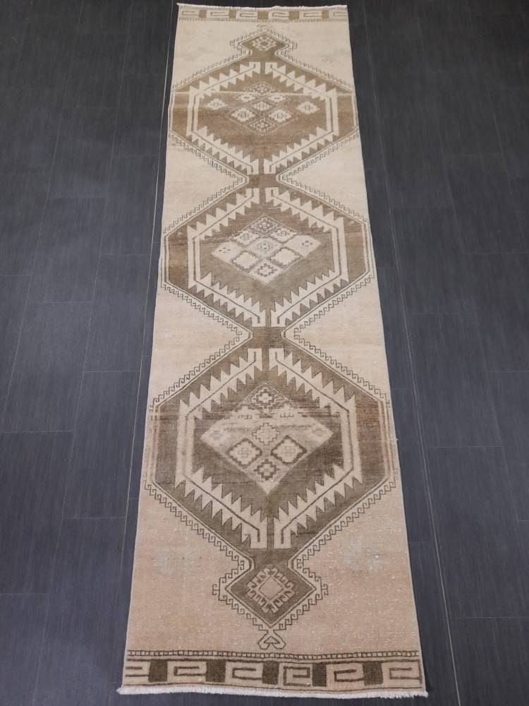 Beige Turkish Runner Rug 2' 9" x 9' 7" Hand-Knotted texture