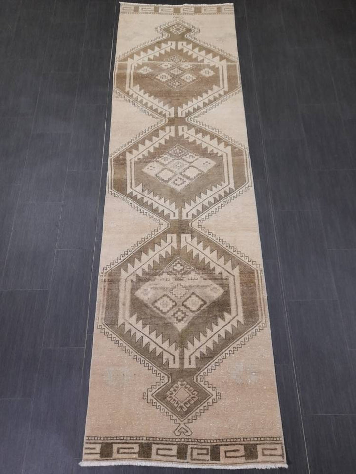 Beige Turkish Runner Rug 2' 9" x 9' 7" Hand-Knotted texture