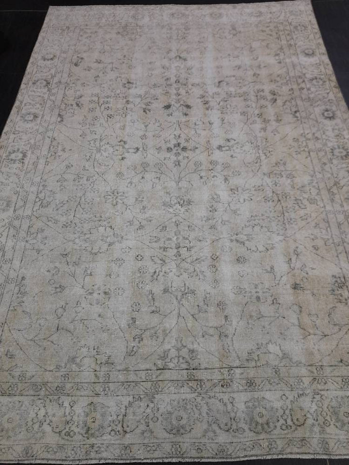 Beige Turkish Runner Rug 6' 5" x 9' 5" Hand-Knotted detail