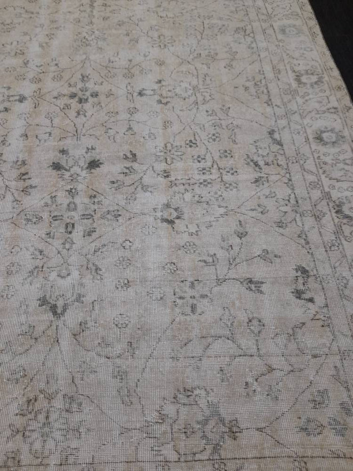 Beige Turkish Runner Rug 6' 5" x 9' 5" Hand-Knotted texture