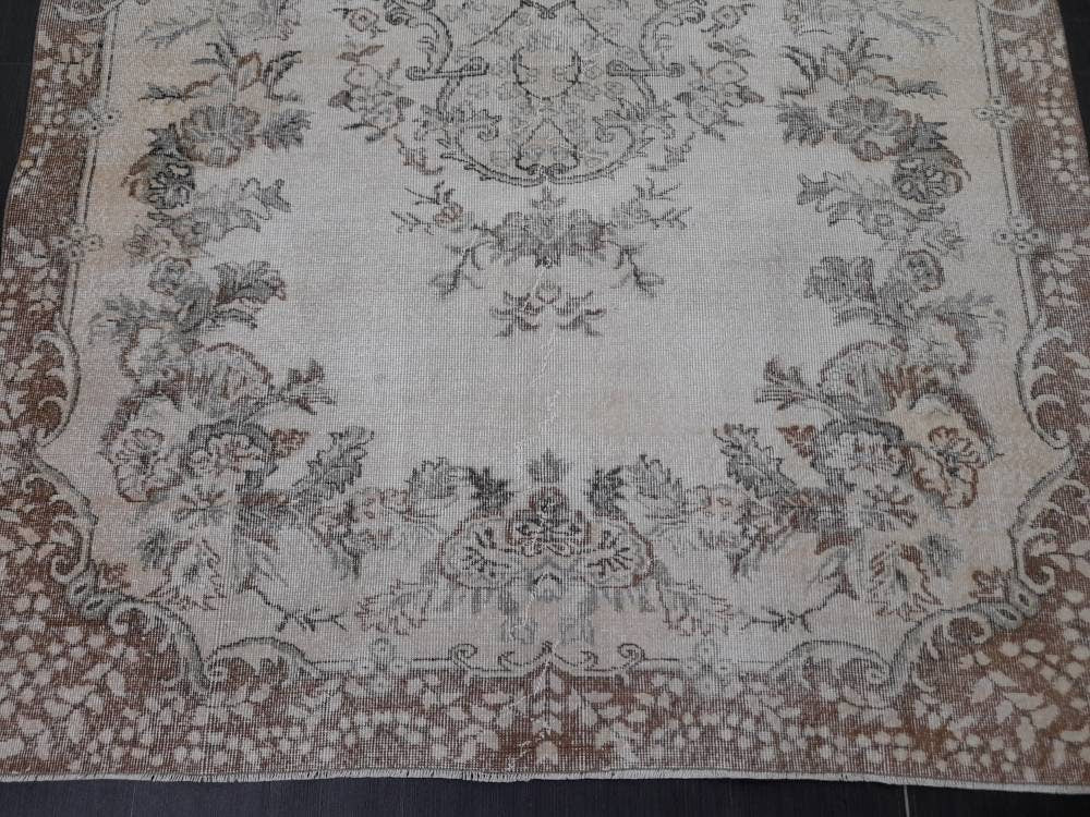 Tan Turkish Oushak Rug 6' 4" x 10' 3" Hand-Knotted border