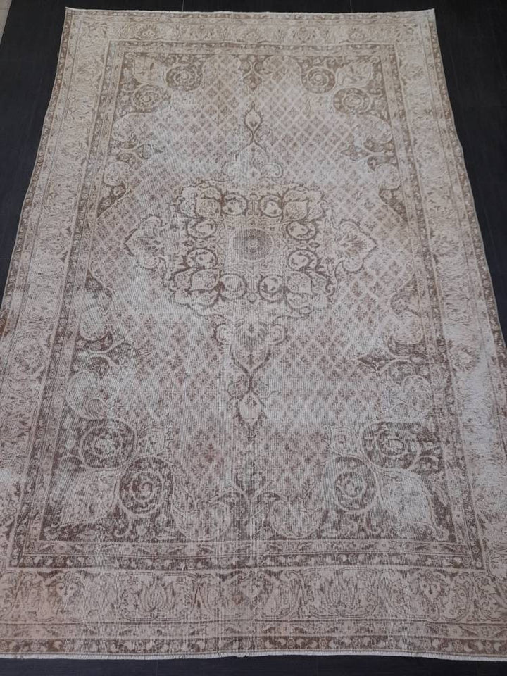 Tan Turkish Oushak Rug 6'8" x 10'2" Hand-Knotted texture