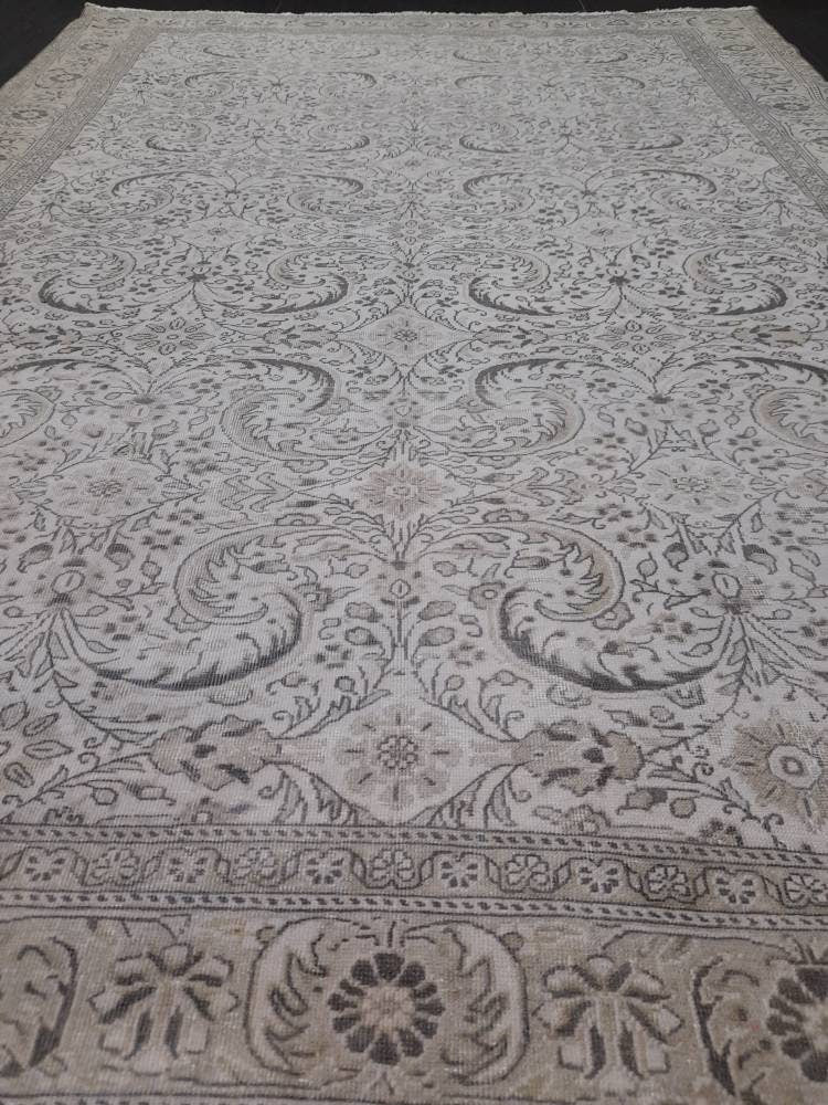 Tan Turkish Oushak Rug 6' 6" x 9' 5" Hand-Knotted texture