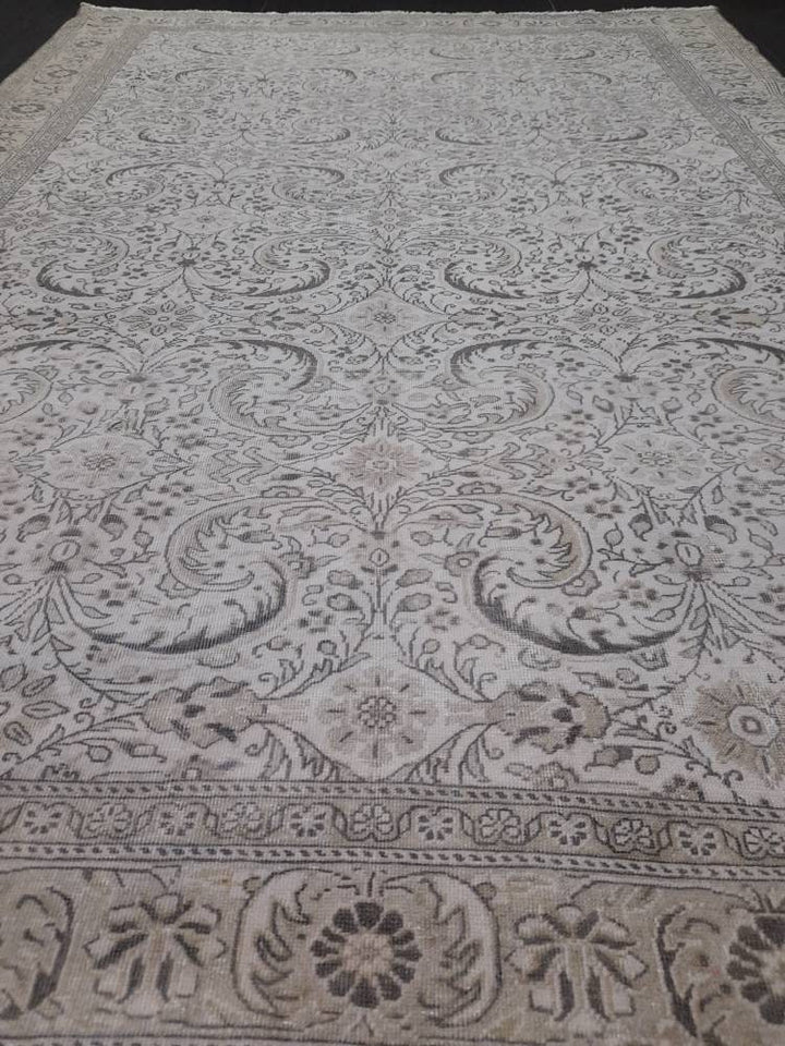 Tan Turkish Oushak Rug 6' 6" x 9' 5" Hand-Knotted texture